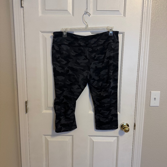 Danskin Now Performance Fitted Capri Sport Tight Legging Size XL Camo Black - Picture 3 of 7